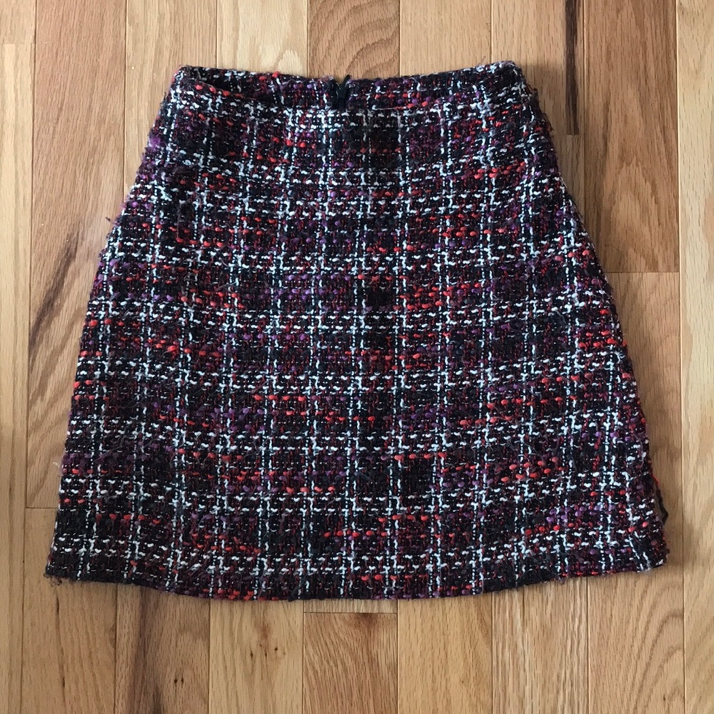 Multi color tweed mini skirt. Back zip closure